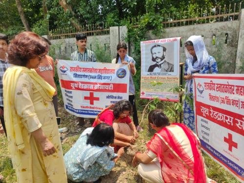 5 जून को अंतरराष्ट्रीय पर्यावरण दिवस के अवसर पर महाविद्यालय में स्थापित रेड क्रॉस सोसाइटी द्वारा फलदार तथा छायादार पौधों का रोपण किया गया ।